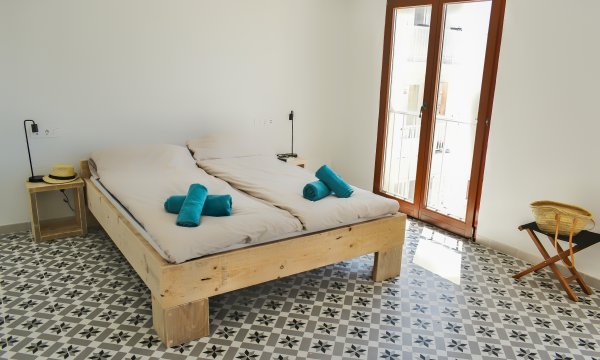 1 Queen-Size Bed (160 cm)